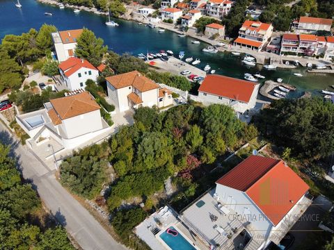 Baugrundstück 30 m vom Meer entfernt in einer bezaubernden Bucht auf der Südseite der wunderschönen Insel Korčula. Eine ruhige Bucht mit kristallklarem Meer, umgeben von versteckten Buchten und Stränden, bietet eine perfekte Oase der Ruhe. Die Grunds...