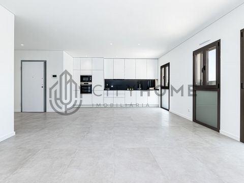 Appartement avec 3 chambres, situé au 1er étage, très bien situé dans le centre du village de Pêra, à côté de tous les services et commerces. Cet appartement pour les débuts se compose de: -Vestibule - Cuisine meublée et équipée en open space -Garde-...