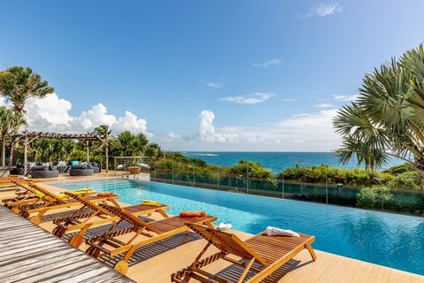 Diese Villa bietet einen außergewöhnlichen und seltenen Meerblick am Rande des geschützten Küstengebiets. Es verfügt über 5 große Schlafzimmer und 4 Badezimmer. Eine große Terrasse, die zum Meer hin offen ist, ermöglicht es Ihnen, den Swimmingpool zu...