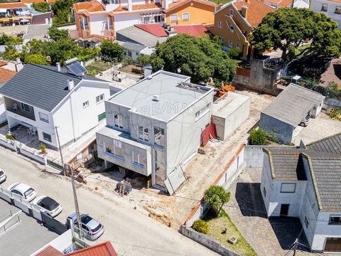 Moradia T4 de construção nova no CENTRO da Venda do Pinheiro . Composta por garagem, r/c e 1º andar. R/C: hall de entrada, sala comum, garagem, casa de banho e quarto. 1º Andar: 3 suites, 1 delas com terraço privativo e 2 com acesso comum a uma varan...