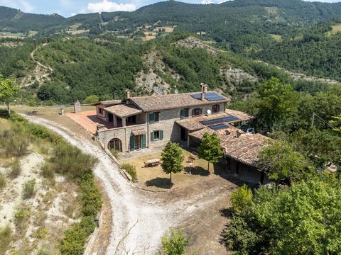 OBJEKTBESCHREIBUNG Eingebettet in die eindrucksvolle umbrische Landschaft, nur 2 km von der Staatsstraßenkreuzung, wenige Minuten von Gubbio und der Autobahn nach Fano entfernt, Bauernhaus aus Stein mit Panoramablick auf das umliegende Tal. Das Anwes...