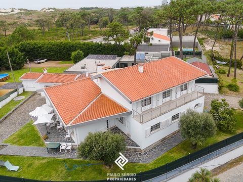 Découvrez cette charmante villa de 4 chambres à côté de la pinède de Fão, Esposende, à quelques pas de la mer. Bénéficiant d'une situation privilégiée, cette propriété offre un équilibre parfait entre confort, espace et beauté naturelle : - 4 chambre...