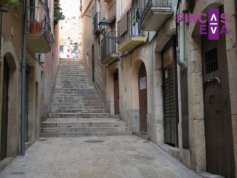 Fincas Eva presents this building for sale in the Upper Part of Tarragona. The building consists of a premises and 3 floors, it has a graphic surface of 25m2, with 115m2 built and 90m2 useful according to cadastre. The apartments are 24m2 loft type a...