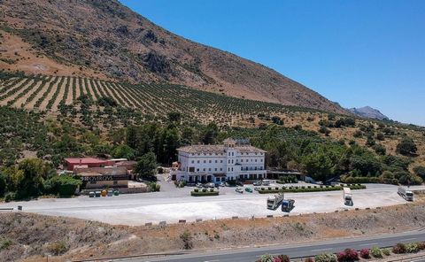 Schönes 4-Sterne-Hotel im Herzen Andalusiens Willkommen in diesem atemberaubenden 4-Sterne-Hotel an der malerischen Autobahn A-45. Dieses gepflegte und charmante Hotel bietet eine einzigartige Gelegenheit für Investoren, die ein erfolgreiches Unterne...