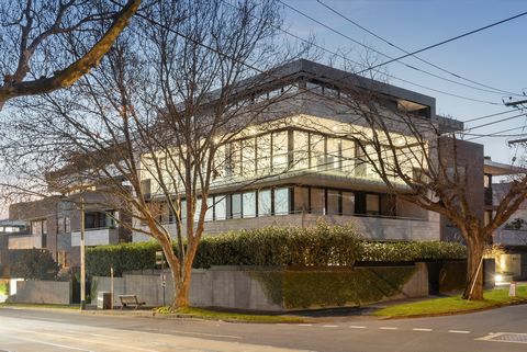 Enter a world of architectural excellence and step inside a landmark building designed by renowned architect, Ron Unger. Combine spectacular views with verdant, leafy outlooks in a unique setting where the attention to detail is unmatched: a lavish m...