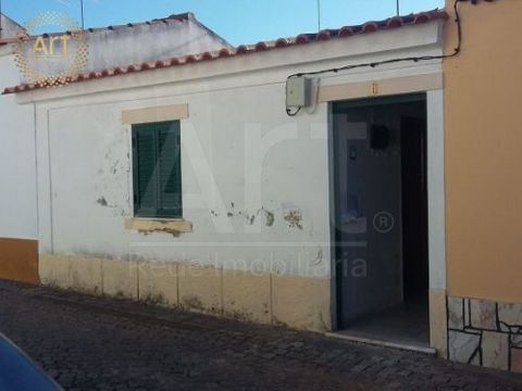 Einstöckiges Haus mit Hinterhof im Zentrum des Dorfes Benavila in Avis. Haus bestehend aus 2 Schlafzimmern, Flur, Bad, Wohnzimmer und Hinterhof Ideal für diejenigen, die ein Haus für Wochenenden / Investitionen / Ferien im Alentejo suchen (in der Näh...