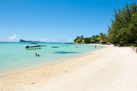 Nestenn propose cette maison jumlée de 3 chambres située à quelques mètres de la plage. La cuisine entièrement équipée s'ouvre sur la salle de séjour/salle à manger avec une baie vitrée donnant directement sur une petite terrasse permettant de profit...