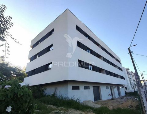 (Fração L) Edifício em construção em Pedroso, Vila Nova de Gaia.  Prédio em 4 andares No piso 0 encontram-se os lugares de estacionamento Cada andar tem 4 apartamentos. T2, com 2 casas de banho e um lugar de estacionamento. Dispõem ainda de: Bomba de...