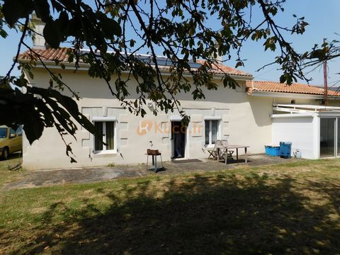 30 minutes from Chatellerault, in a quiet area, this old farmhouse completely renovated offers you a house with 3 large rooms and many outbuildings to be fitted out to your taste... On a large plot of 1805 m2, a hangar of 89 m2 with a brand new roof ...