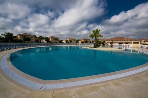 A deux kilomètres du petit village de Fabrègues et à quelques minutes de Montpellier et des plages sauvages de Frontignan, le Domaine du Golf est situé au milieu d'un vignoble dans un parc de 11 hectares. Vous bénéficierez d'un environnement calme et...