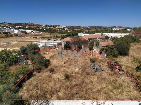 Building land, Silves Street behind the walls Overlooking Silves Castle Land in the heart of the city of Silves and partial view of Silves Castle, with 1,613 m2. Next to Largo da Ermida dos Mártires, which in turn precedes Largo dos Jardins de Infânc...