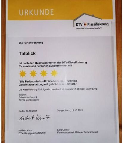 Ferienwohnung im Leibgedinghaus, im 2. Stock. 2 Schlafräume mit begehbarem Kleiderschrank, Dusche / WC, Wohn- Esszimmer, komplett eingerichtete Küche, 66 qm plus Balkon mit herrlicher Aussicht Mitten im Grünen Einzelhofhoflage im idylllischen Seitent...