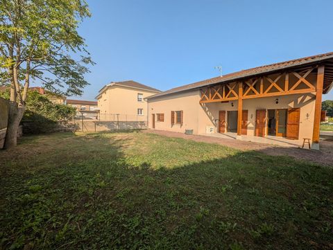 Située à Bâgé-le-Châtel (01380), cette charmante maison de 125 m² offre un cadre de vie paisible en pleine campagne. À proximité de toutes les commodités, elle présente un emplacement idéal pour les familles. De plus, son exposition garantit une lumi...