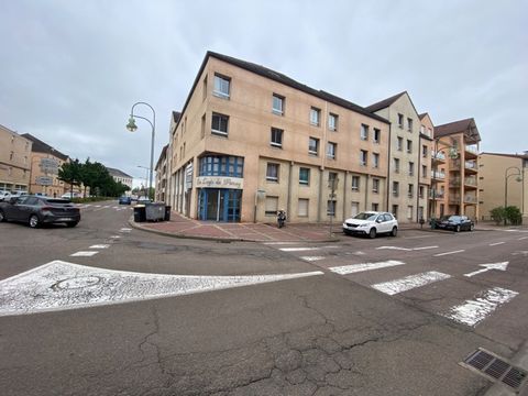 Ce charmant studio se situe au centre ville de Paray-le-Monial proche de tous les services. Au deuxième étage dune résidence sécurisée et fortement prisée dans le secteur, ce logement est idéal pour un petit pied à terre. Il peut également vous offri...