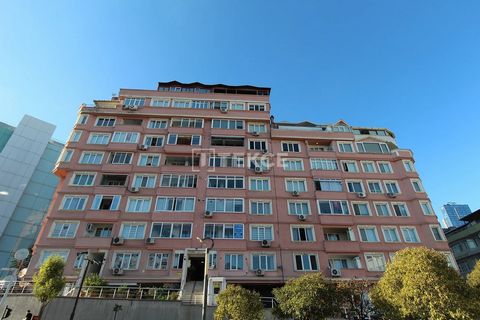 Geräumige Wohnung mit einem Balkon mit Stadtblick in İstanbul Şişli Die Wohnung befindet sich im Stadtteil Şişli auf der europäischen Seite von İstanbul. Es hat eine erstklassige Lage neben dem Einkaufszentrum Cevahir. Es ist nur wenige Gehminuten vo...