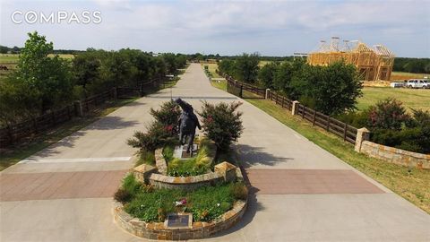 Einer von nur 2 innenliegenden, umzäunten Grundstücken zur Verfügung. Der Prestonwood Polo and Country Club ist anders als jede andere Entwicklung in Nordtexas mit 1 Hektar großen, bebaubaren, maßgeschneiderten Grundstücken in diesem exklusiven Proje...