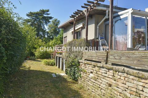 MAISON D’ARCHITECTE, construite vers 1960 de façon traditionnelle au cœur de STE FOY-LÈS-LYON, implantée sur un grand terrain de 1031 m2. La porte d’entrée au Sud ouvre directement sur la pièce de vie avec 1 Séjour/ Salle à manger d’environ 33 m2 ave...