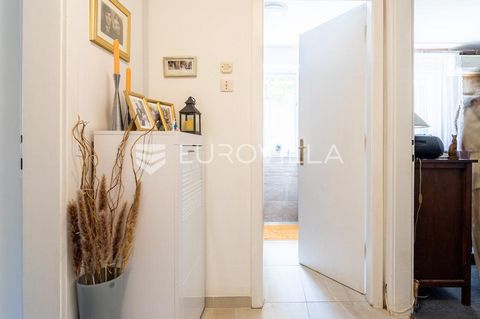 Split, Meje, one-bedroom ground floor apartment, 37m², situated in an excellent location in Split. The apartment consists of an entrance area, kitchen with dining room, bathroom, and a large spacious room. It also includes a portion of the garden, pe...