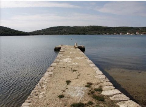 Einzigartiges Herrenhaus am Wasser mit privatem Pier mit zwei Liegeplätzen und privatem Strand auf der Halbinsel Murter! Es handelt sich um ein historisches Herrenhaus aus dem 17. Jahrhundert, das mit einem der Adelsnamen Kroatiens und Italiens verbu...