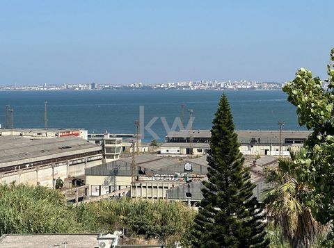 Appartement met 2 slaapkamers, 2e verdieping, Almada Center, met veel natuurlijk licht en balkon. En een fantastisch uitzicht over de rivier en de stad. Het appartement wordt verhuurd, met een contract voor onbepaalde tijd met een huidige huurprijs v...