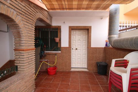 Located in Málaga. Beautiful house in Los Prados with independent flat with access from two streets. In the lower floor we find a garage of 20 meters which is currently used as a sale and fast food service.the first floor is distributed living room, ...