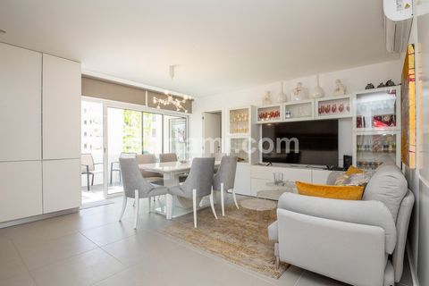 Magnifique appartement de deux chambres plus autre ajoutée. Entièrement rénové, cet appartement comprend un salon, une cuisine américaine, trois chambres dont deux en suite, une salle de bain invités, un grand balcon avec vue sur la mer. Il dispose é...