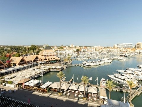 Fantastique appartement de 2 chambres au coeur de la marina de Vilamoura. Nous vous présentons une opportunité unique d´acquérir un appartement de deux chambres entièrement rénové, situé au cour de la fantastique marina de Vilamoura. Cet appartement ...