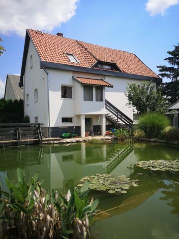 Te koop: Een prachtig gerenoveerd familiehuis met drie verdiepingen gelegen op een hoekperceel aan de rand van een pittoresk dorpje, met een eeuwig panoramisch uitzicht op de weide. Deze woning beschikt over een eigen visvijver, een barbecue en een g...