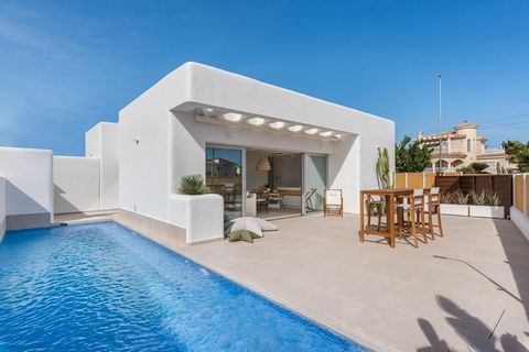 NIEUWBOUW VILLA IN IBICAANSE STIJL MET 3 SLAAPKAMERS IN DOLORES~~Nieuwbouwvilla's in Ibizastijl op onafhankelijke kavels in Dolores.~De villa's hebben een open keuken met woonkamer, 3 slaapkamers, 2 badkamers, inbouwkasten, privésolarium met een bevo...