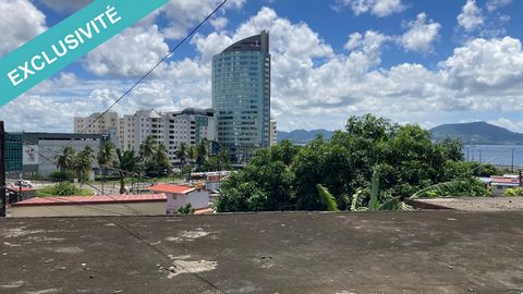 Située en hauteur, dans le centre ville de Fort-de-France (97200), cette maison atypique, en bois T3 bénéficie d'un emplacement idéal à proximité des transports en commun, des écoles, du lycée et d'une crèche. Son environnement alliant la proximité d...