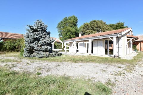 Située dans un environnement calme, à proximité immédiate de toutes les commodités et de la place de la claire, venez découvrir cette maison plain pied de 102 m². Construite sur une parcelle de 500 m², la maison dispose d'une terrasse et d'un grand j...