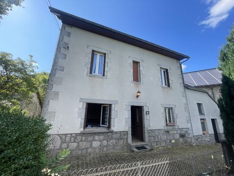 Découvrez cette magnifique propriété en pierre de 111 m2 située dans un cadre bucolique, idéale pour les amoureux de la nature et du charme authentique. Nichée sur un terrain de 4 400 m2, cette maison vous séduira par son jardin exceptionnel, divisé ...