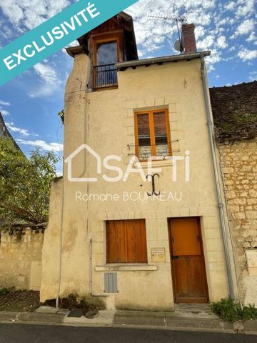 à seulement 5 minutes de Sainte Maure dans la ville de Nouâtre, venez découvrir cette Jolie maison de ville de 55 m2 avec cour extérieur. Au rez-de-chaussée venez découvrir un coin cuisine avec une kitchenette. Une cheminée vient agrémenter cette piè...