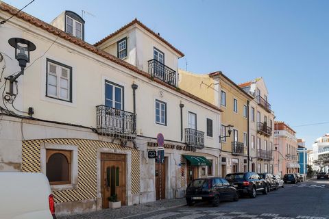 Consisting of 2 buildings with 4 floors, this mixed building, which is located in the historic center of Paço de Arcos a few meters from the sea, in a tourist area with restaurants and hotels, consists of a traditional restaurant with 377m2, fully eq...