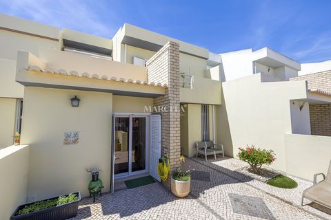 Genesteld in de charmante en dynamische wijk Lagos, Portugal, biedt dit prachtige herenhuis de perfecte mix van geschiedenis en moderniteit. Met 4 slaapkamers en 4 badkamers biedt deze woning voldoende ruimte voor een groeiend gezin of mensen die op ...