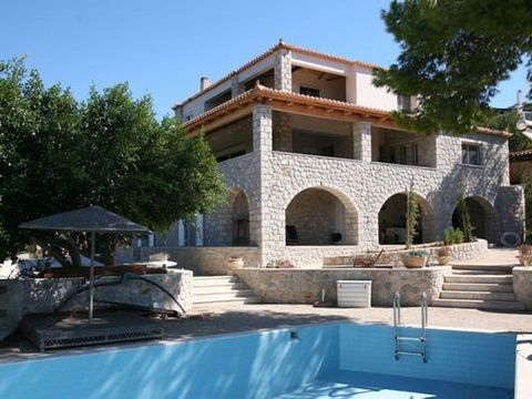 À vendre manoir à Porto Heli. La maison a été construite en 1995 et rénovée en 2012, où plus d’espace a été ajouté et les murs extérieurs ont été confrontés à la pierre . L’espace de vie est de 350 m2. Le rez-de-chaussée est une habitation autonome a...