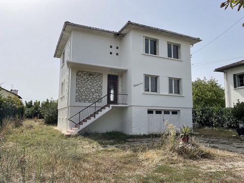 In de stad Villeneuve sur Lot, dicht bij scholen, openbaar vervoer en winkels, is dit huis gebouwd in 1954 gebouwd op 3 niveaus. Het omvat op de begane grond een garage met wasruimte en waterpunt, een kamer die kan worden gebruikt als kantoor, bergin...