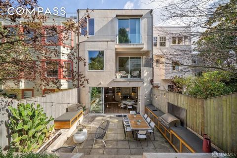 Recién construido en 2014, 2735 Baker Street es una impresionante residencia contemporánea meticulosamente diseñada con una artesanía excepcional. Con 4350 pies cuadrados de opulento espacio habitable, 4 amplias habitaciones, que incluyen un versátil...