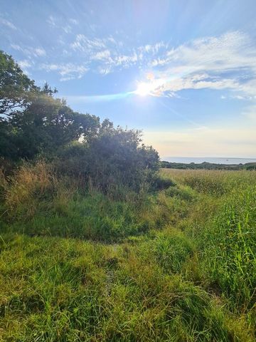 Secteur Pen Ar Créac'h, à proximité de la plage de TREZ ROUZ, Venez découvrir ce terrain de 2140m² avec sa vue MER, en zone naturelle sensible. Ne peut être bâti, non borné, non viabilisé. Interdiction caravane, mobilhome, structure. A ne pas manquer...