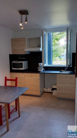 Dans une petite copropriété votre agence tower immobilier vous propose en exclusivité un appartement T2 de 22m2. Vous y trouverez une entrée sur séjour avec la cuisine ouverte aménagée et équipée, une chambre et une salle d'eau avec les water-closets...