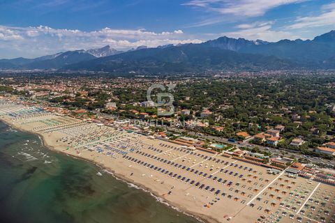 Questa villa in vendita si trova nel cuore di Forte dei Marmi, nella zona centrale, a pochi passi da tutti i servizi e le comodità. Con una superficie totale di 90 metri quadrati, è perfetta per una famiglia o come pied-à-terre per trascorrere le vac...