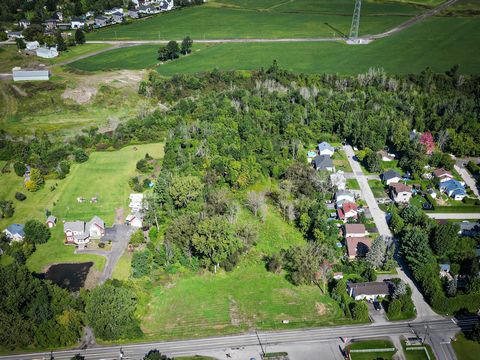 Une rareté sur le marché! Superbe terrain VACCANT bordé par la rivière Mascouche d'environ 100 000 pc pour y construire VOTRE maison de rêve. Service d'aqueduc disponible. Un projet offert sur une page blanche, ne manquez pas votre chance! Contracteu...