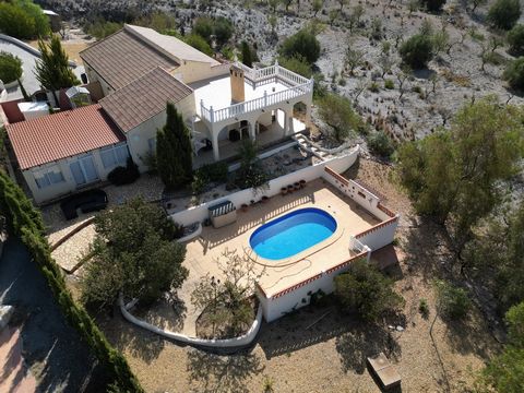 This is a fantastic opportunity to acquire a spacious 5-bedroom, 4-bathroom villa with a private swimming pool, located in the popular  area of Aljambra. Situated on a large plot, the property is surrounded by olive and almond orchards, as well as es...