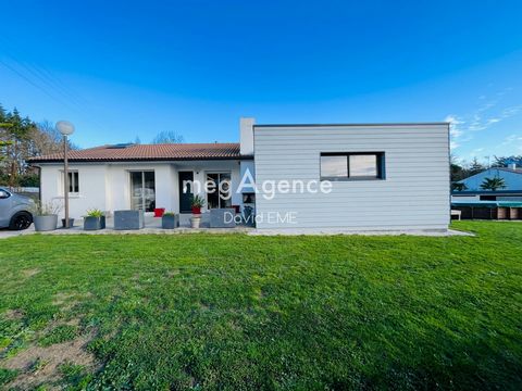 Venez découvrir cette charmante maison rénovée avec goût, située dans un environnement agréable et tranquille, à 10 min de LA ROCHE SUR YON et 20 min environ des SABLES D'OLONNES, sur la commune de LANDERONDE. Ce plain pied exposé sud offre une magni...