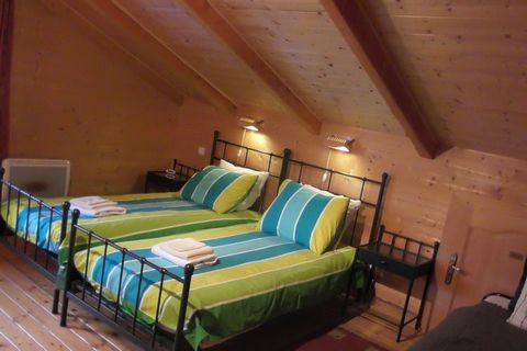 Questo chalet in Saint-Jean-D'Aulps è spazioso ed è perfetto per un grande gruppo o 2 o più famiglie. Situato vicino alla zona sciistica, lo chalet offre una sauna e un bagno per bambini. Les Portes du Soleil è a pochi chilometri da qui. Puoi anche g...