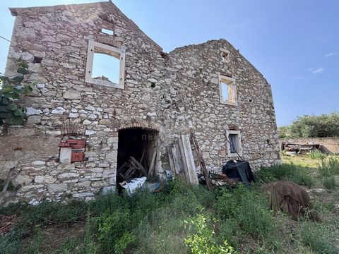 Location: Zadarska županija, Preko, Ugljan. UGLJAN, POLJANA - Altes Steinhaus zur Anpassung in der Nähe des Meeres Zum Verkauf steht ein antikes Steinhaus zur Renovierung in der Stadt Poljana auf der Insel Ugljan. Das Steingebäude mit einer Grundriss...