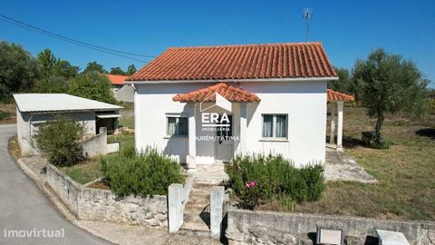 Maison de plain-pied de 3 chambres située près de Caxarias, à proximité des commerces, de l’école et des services. La propriété se compose de 3 chambres, d’un salon, d’une cuisine et d’une salle de bain, qui dispose également d’un grenier de 60m2 pou...