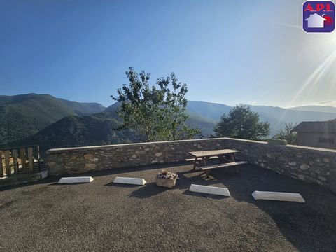 È PER TE! A circa 10 minuti da Ax Les Thermes, situata nel villaggio di VERNAUX, bella casa di paese di tipo 3, in un incantevole villaggio delle nostre valli, esposta a sud e che offre un ambiente eccezionale. Sarà perfetto come seconda casa per god...