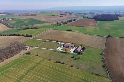 Venez découvrir cette opportunité d'acquérir un ensemble immobilier diversifié, parfaitement situé pour profiter du charme de la campagne et de la tranquillité du Lauragais. Sur un terrain de 6 hectares, cet ensemble se compose de deux maisons d'habi...