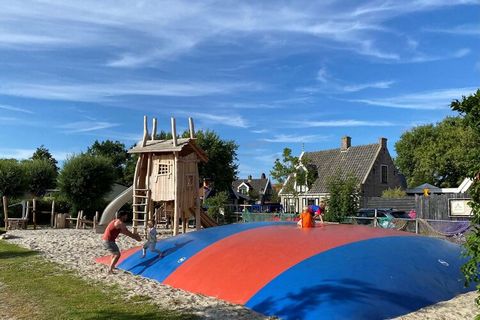 In Hippolytushoef in Noord-Holland vind je deze mooie villa op een resort. Het huis heeft 3 slaapkamers voor 10 personen. Voor meerdere gezinnen of een groep vrienden is het erg geschikt. Op het terras kun je genieten van een goed glas wijn. Vakantie...